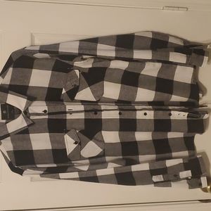 Button-down plad shirt